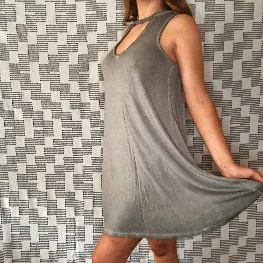 GREY OMBRÉ KEYHOLE FLOWEY DRESS😍